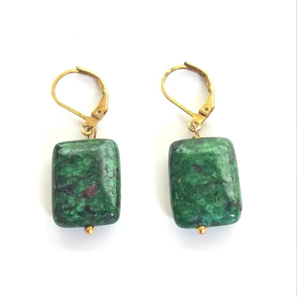 Vintage Ruby Zoisite Anyolite Stone Gold Tone Leverback Pierced Dangle Earrings